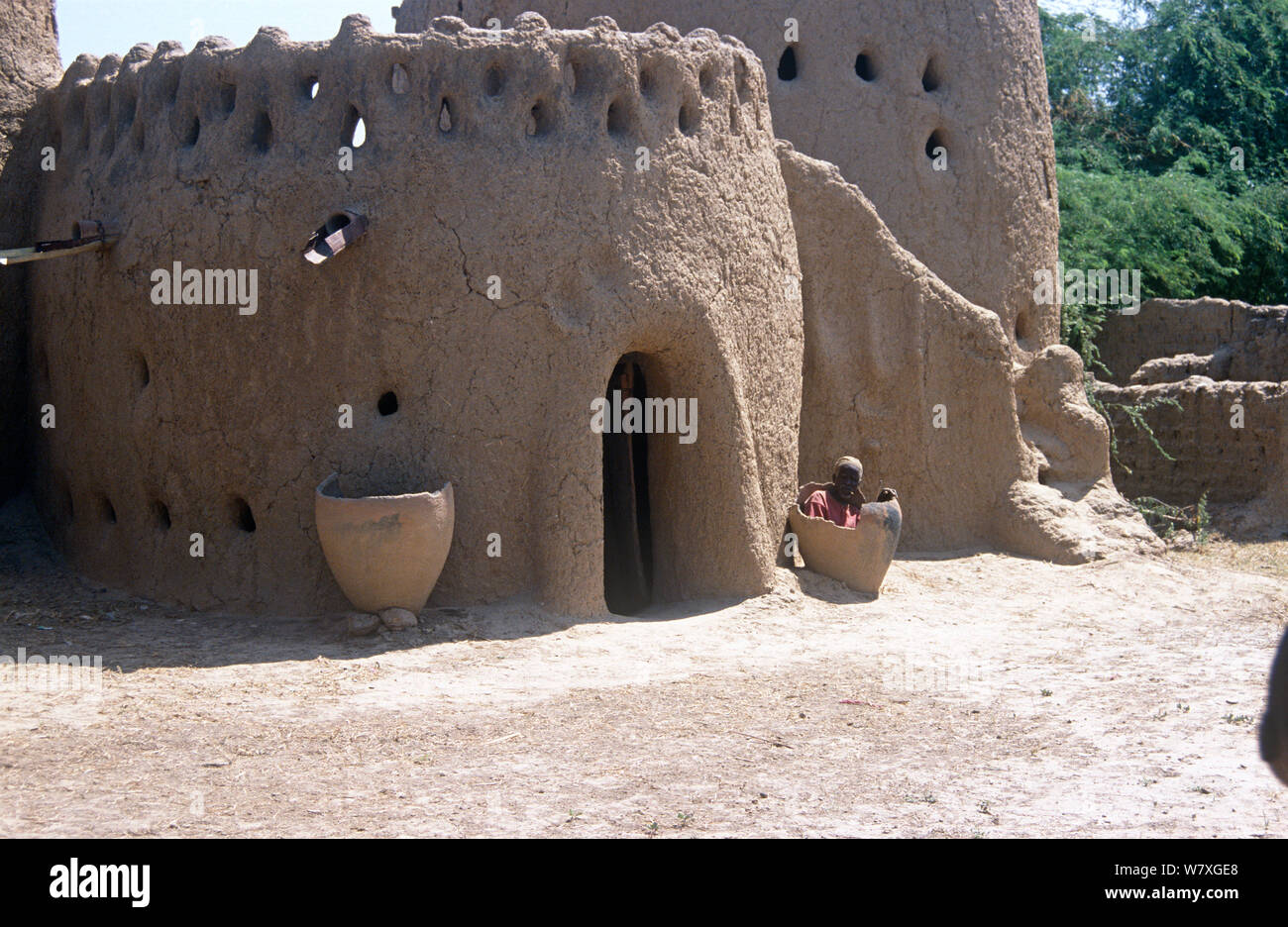 Edifici di fango in antico borgo Bagirmi, Ciad, 2002-2003. Foto Stock