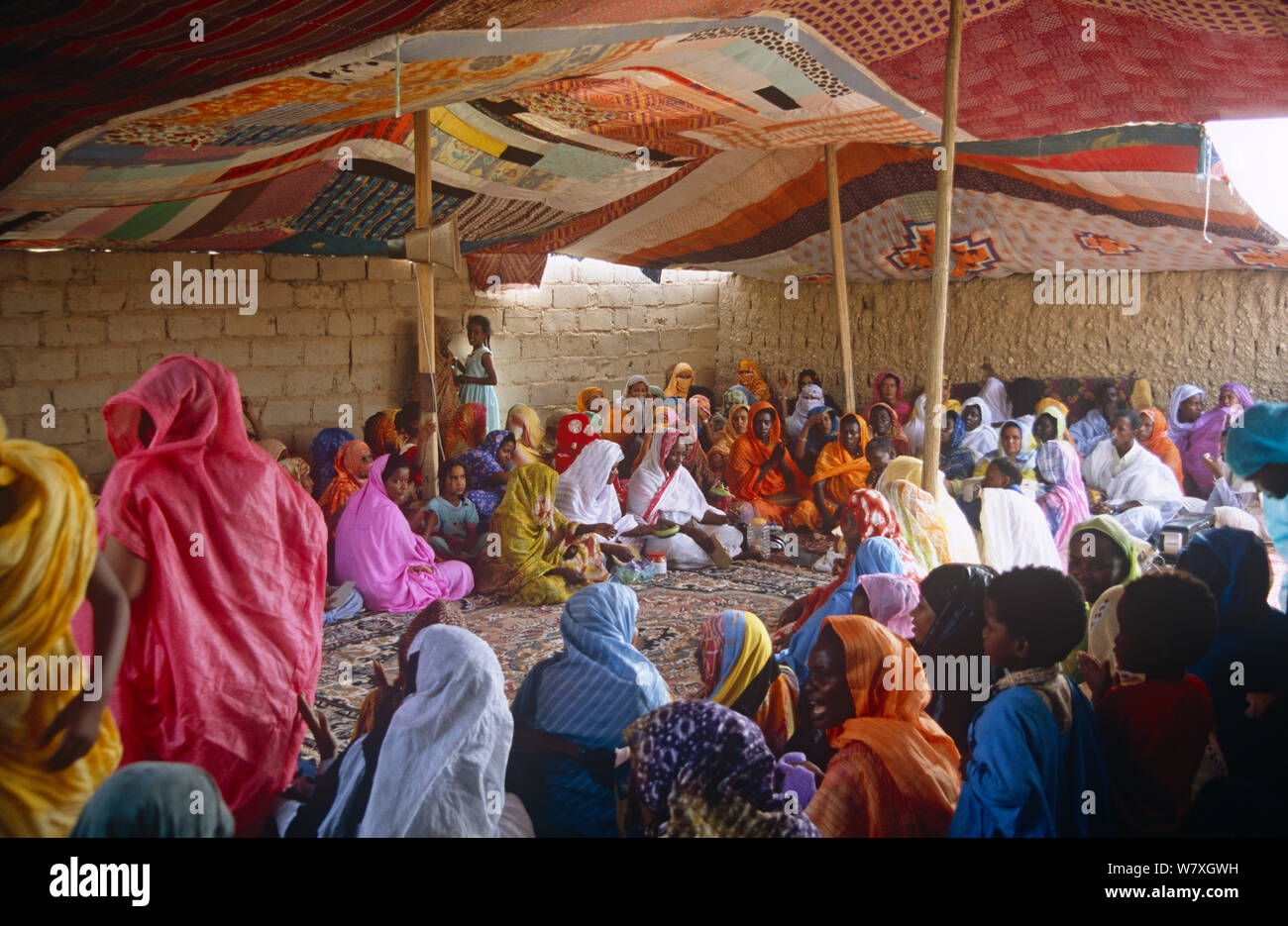 Gli ospiti in abiti colorati a un matrimonio in Atar, Mauritania, 2005. Foto Stock