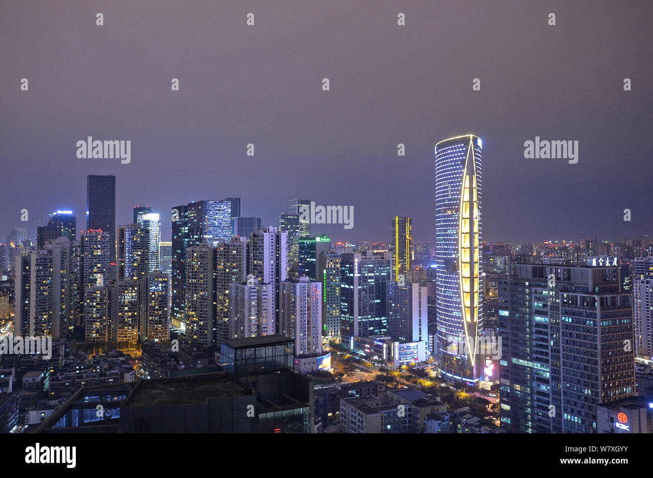 Vista notturna di grattacieli e edifici ad alta nella città di Chengdu, a sud-ovest della Cina di provincia di Sichuan, 13 marzo 2017. Foto Stock