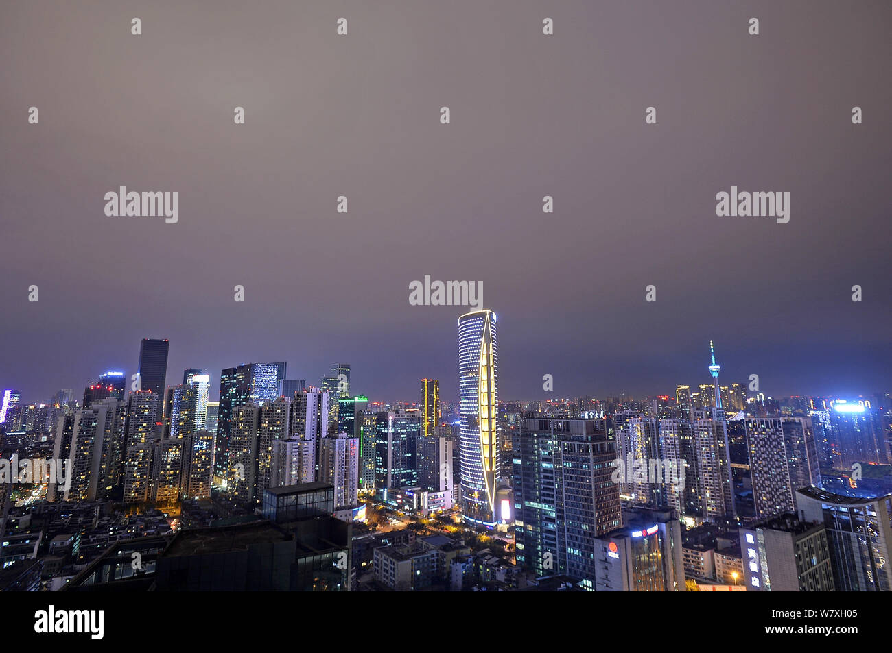 Vista notturna di grattacieli e edifici ad alta nella città di Chengdu, a sud-ovest della Cina di provincia di Sichuan, 13 marzo 2017. Foto Stock