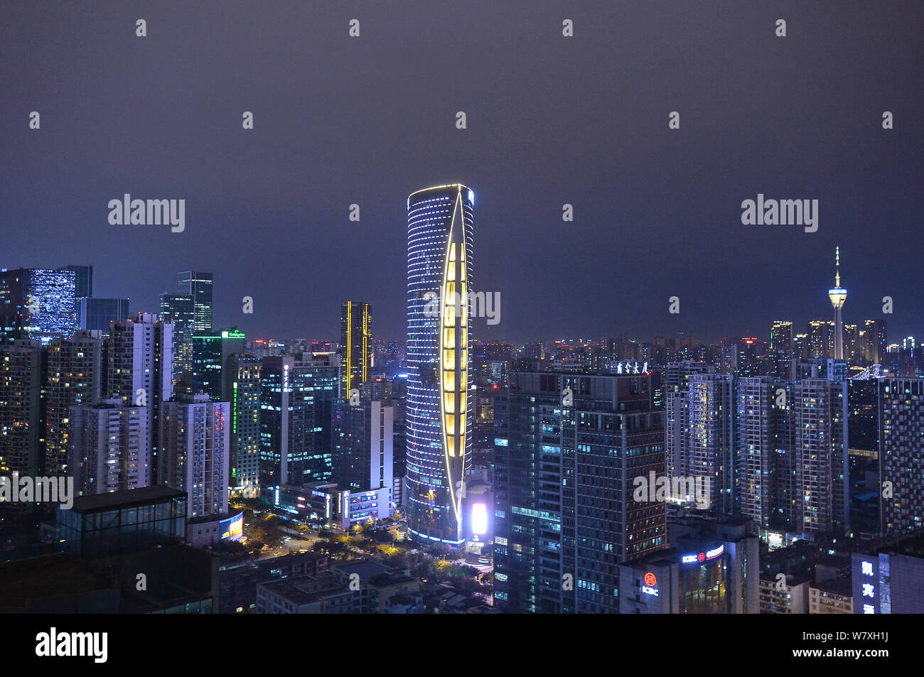 Vista notturna di grattacieli e edifici ad alta nella città di Chengdu, a sud-ovest della Cina di provincia di Sichuan, 13 marzo 2017. Foto Stock