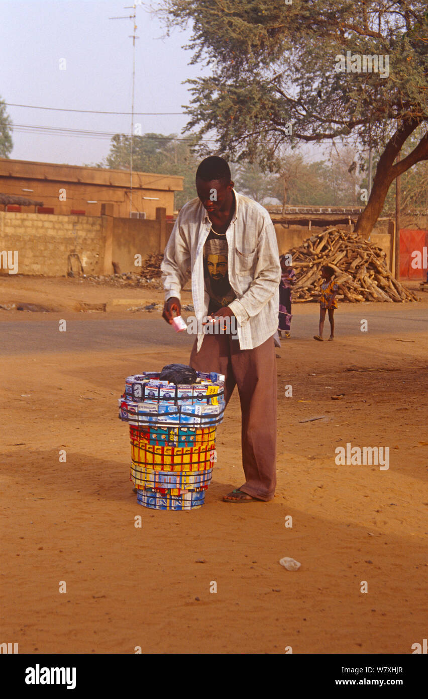 Venditore ambulante indossando Osama bin Laden T- shirt, Niger, 2003. Foto Stock