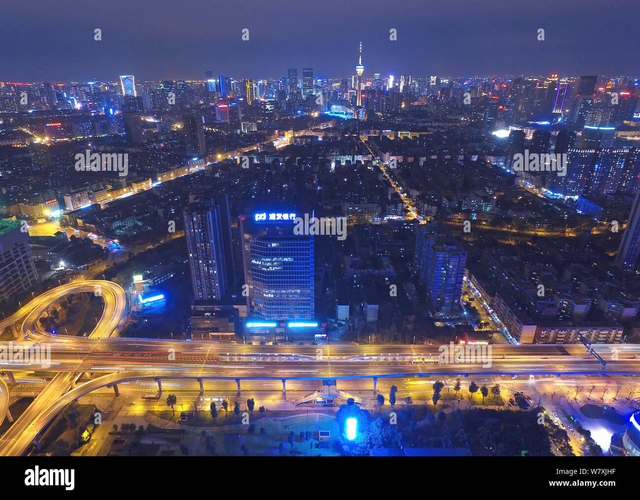 Vista notturna di grattacieli e edifici ad alta nella città di Chengdu, a sud-ovest della Cina di provincia di Sichuan, 13 marzo 2017. Foto Stock