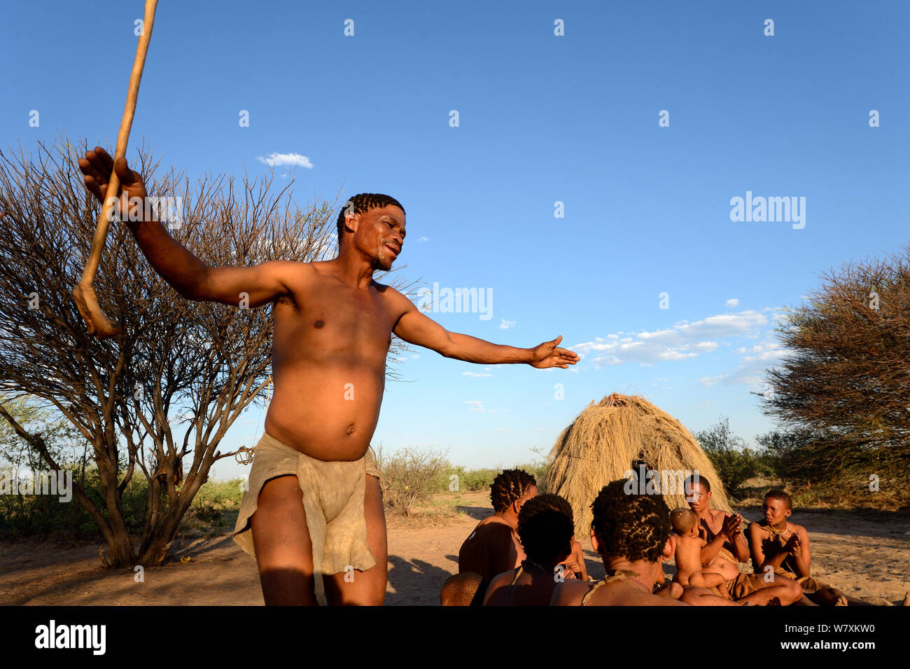 Naro San Bushman con la famiglia di eseguire la danza tradizionale, il Kalahari, Ghanzi regione, Botswana, Africa. La stagione secca, ottobre 2014. Foto Stock