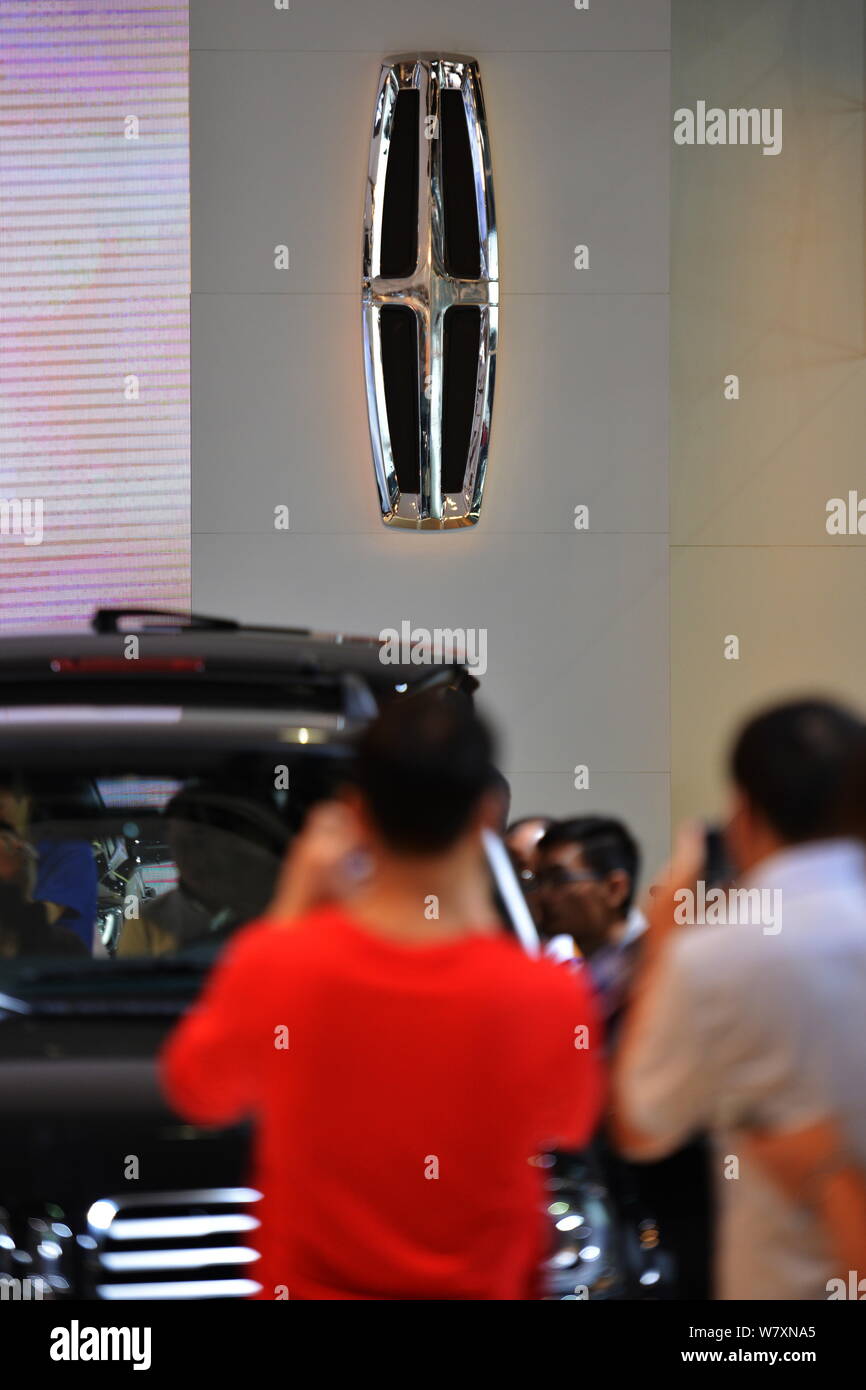 --FILE--visitatori cinesi di scattare delle foto di una Lincoln auto durante il XIV Cina (Guangzhou) Salone Internazionale dell'Automobile, noto anche come Auto Guangz Foto Stock