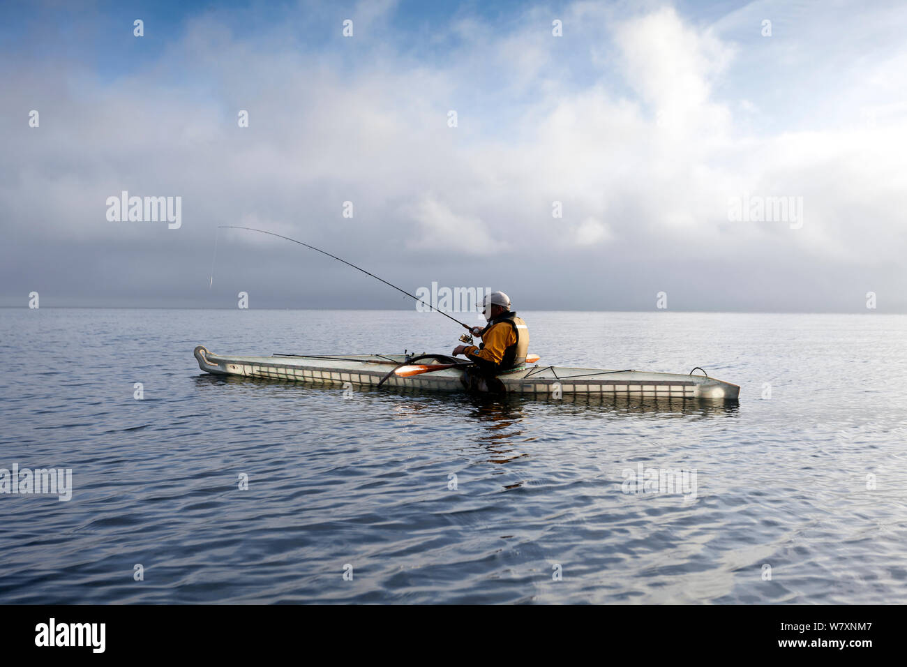 Phil Russell la pesca di pesce dal kayak nei pressi di guarnizione e Roccia Vela, stretto di Juan De Fuca, Washington, USA, Agosto 2014. Modello rilasciato. Foto Stock