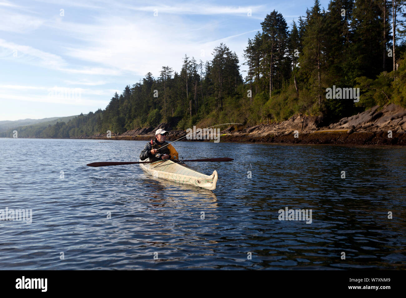 Phil Russell la pesca di pesce dal kayak nei pressi di guarnizione e Roccia Vela, stretto di Juan De Fuca, Washington, USA, Agosto 2014. Modello rilasciato. Foto Stock