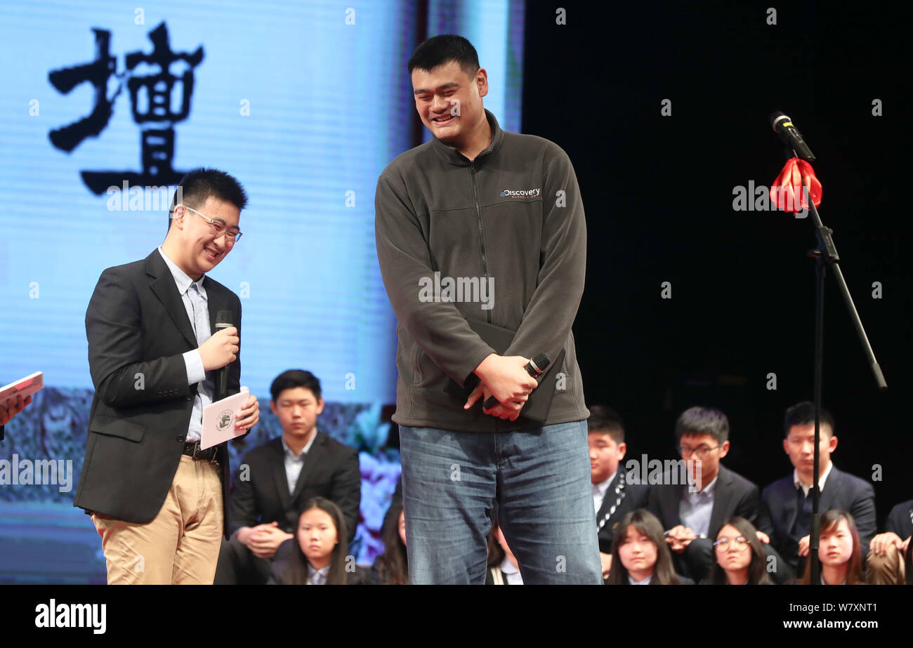Pensionato cinese di pallacanestro Yao Ming, destra, presidente della cinese di pallacanestro, assiste il Soong Ching Ling-Forum a Shanghai Soong Foto Stock