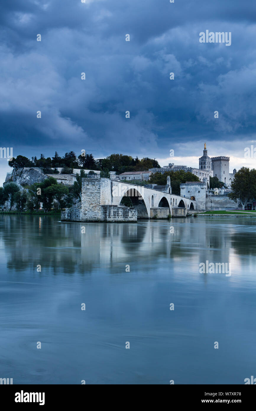 Il Pont St-Benezet, Palais des Papes e Rodano al crepuscolo, Avignone, Provenza, Francia, ottobre 2012. Foto Stock
