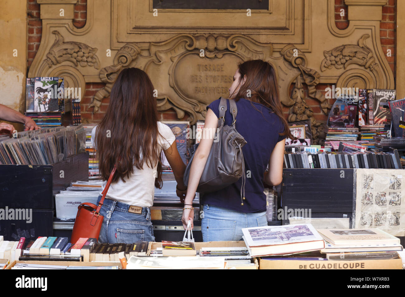 Lille, Francia - 20 luglio, 2013. I turisti sfoglia in un mercato bancarella vendendo libri e dischi in vinile in La Vieille Bourse de Lille, la storica ex st Foto Stock