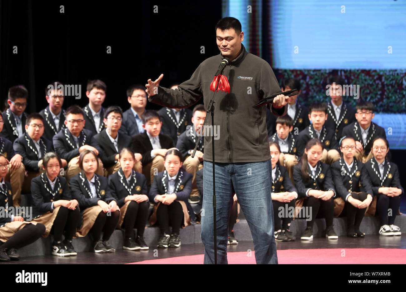 Pensionato cinese di pallacanestro Yao Ming, Presidente della cinese di pallacanestro, parla al Soong Ching Ling-Forum a Shanghai Soong Ching Foto Stock