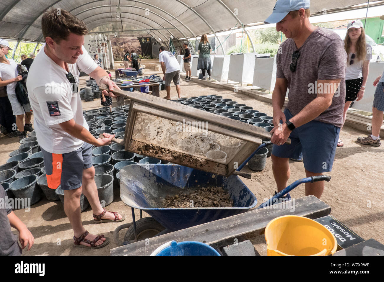 Gerusalemme, Israele. Il 7 agosto, 2019. I visitatori avranno l'esperienza di prima mano al Emek Tzurim Temple Mount vagliatura vagliatura di progetto attraverso i detriti scavato dal Waqf musulmani sul Monte del Tempio e del dumping nel torrente Kidron. Numerosi secondo tempio resti archeologici sono stati scoperti. Gli archeologi accusano il Waqf di impegnarsi nel distruggere illegalmente rimane ebraica di edifici e manufatti in un deliberato tentativo di cancellare storico collegamenti ebraico al Monte del Tempio. Gli Ebrei religiosi sono in mezzo osservando il 'Tre settimane' o 'Bein HaMetzarim', un periodo di lutto per la distruzione di Foto Stock