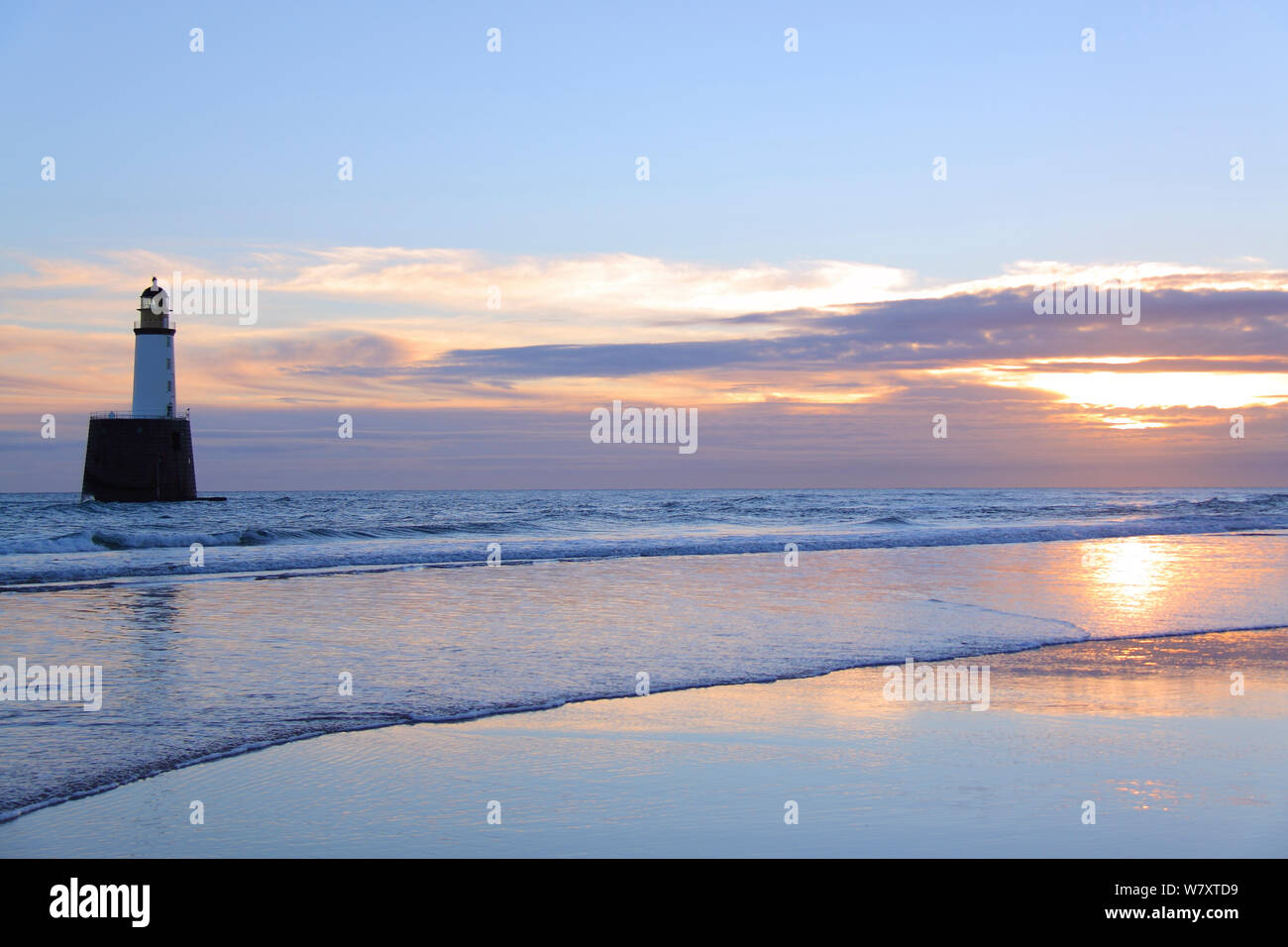 Sunrise a Rattray Capo Faro, a nord-est della Scozia, Gennaio 2014. Tutti i non-usi editoriali deve essere eliminato singolarmente. Foto Stock