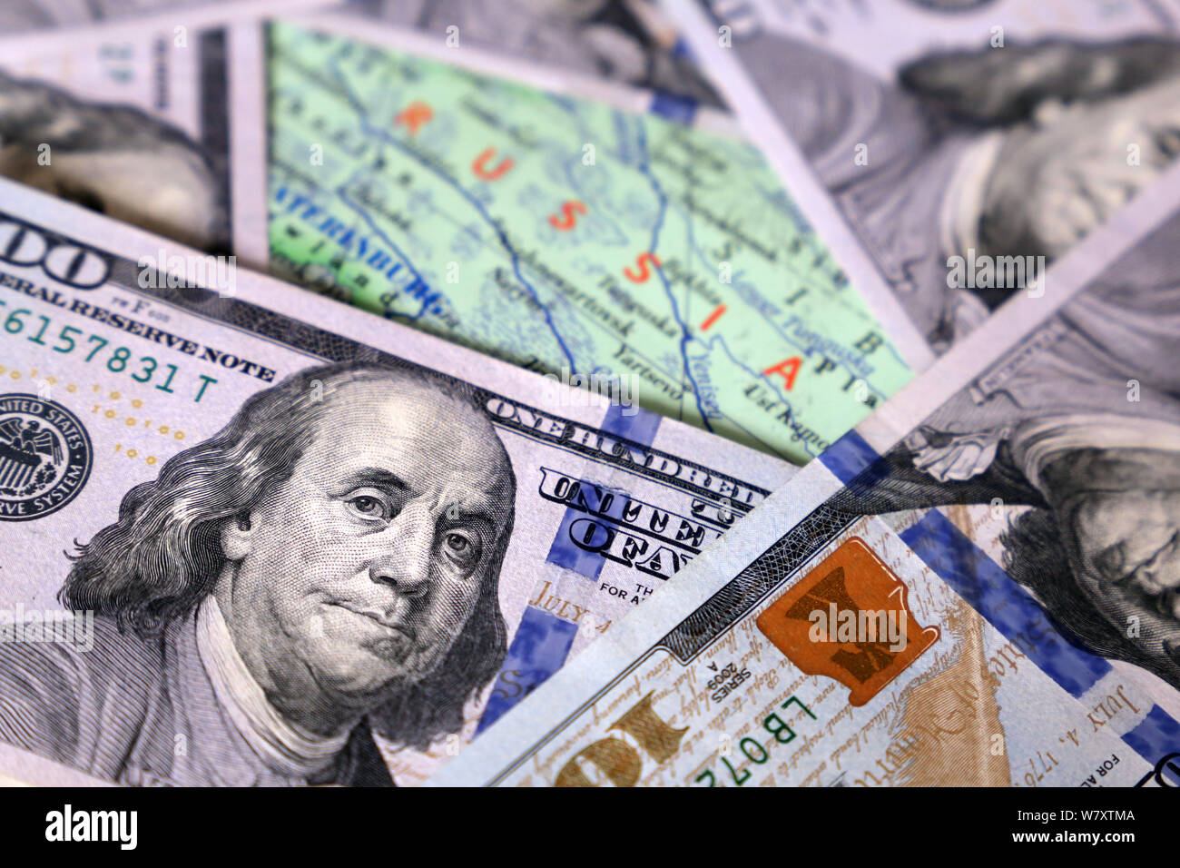 Dollari USA sulla mappa di Russia. Concetto di economia russa, sanzioni, tasso di cambio, il commercio tra gli Stati Uniti e la Federazione russa Foto Stock