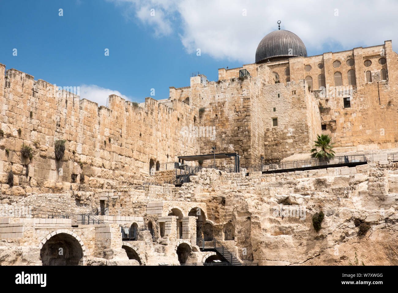 Gerusalemme, Israele. Il 7 agosto, 2019. Una vista verso nord dalla città di Davide rappresenta la moschea Al Aqsa sul Monte del Tempio. La città di Davide è un sito archeologico e sede di un parco e visitor center gestiti mediante Ir David Foundation, noto anche come Elad. Questa associazione apertamente mira a rafforzare la connessione ebraica a Gerusalemme, creare una maggioranza ebraica in quartieri Arabi di Gerusalemme Est e rinnovare la comunità ebraica nella città di Davide, che è anche parte del quartiere arabo di Silwan. La città di Davide è speculato per essere il primo nucleo urbano di antica Gerusalemme. Relig Foto Stock