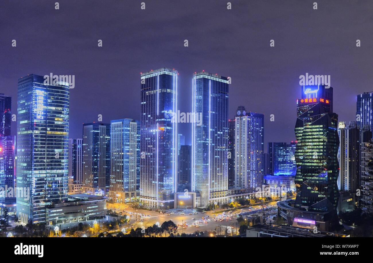 Vista notturna di grattacieli e edifici ad alta nella città di Chengdu, a sud-ovest della Cina di provincia di Sichuan, 13 marzo 2017. Foto Stock