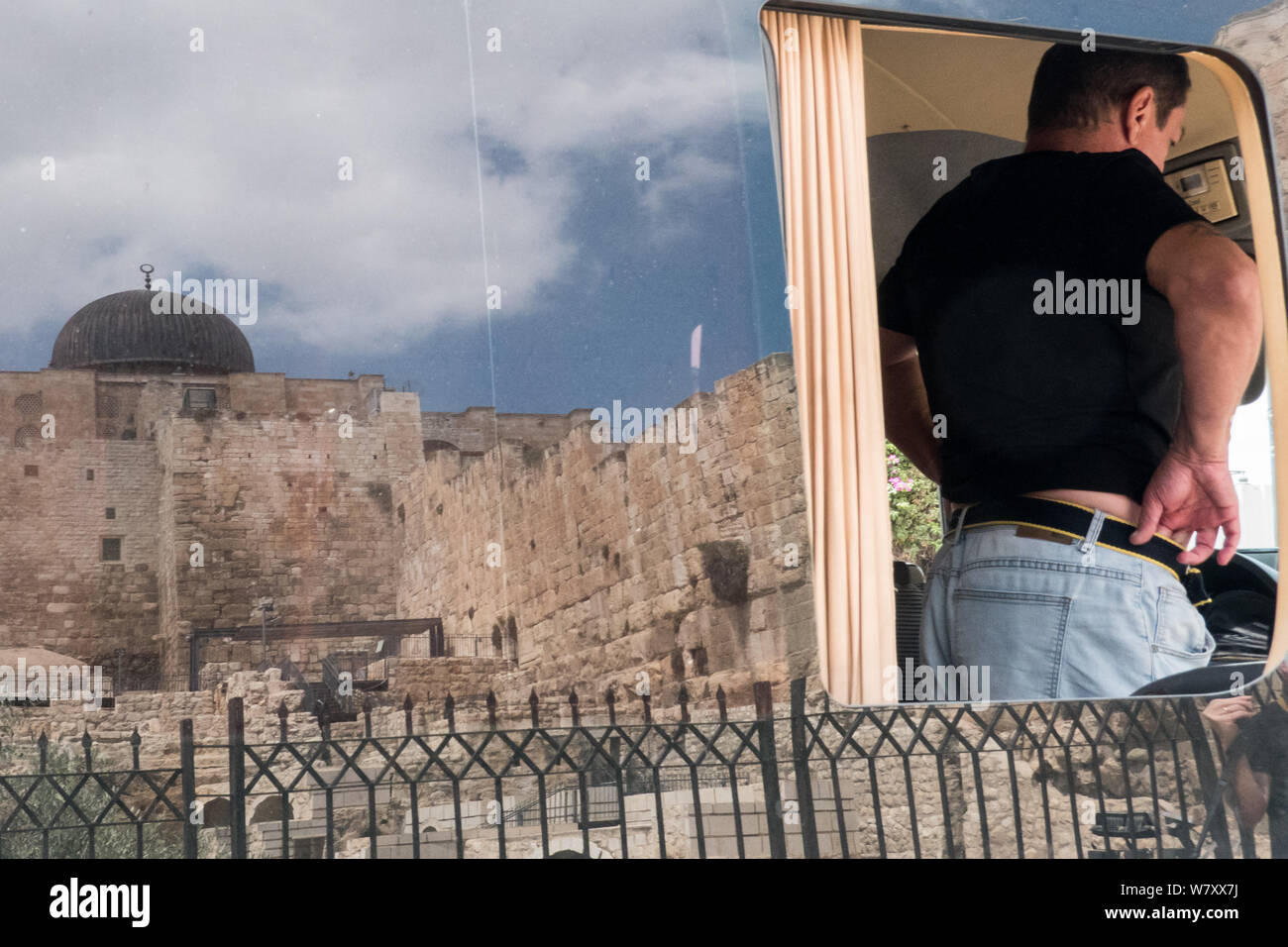 Gerusalemme, Israele. Il 7 agosto, 2019. Una vista verso nord dalla città di Davide rappresenta la moschea Al Aqsa sul Monte del Tempio. La città di Davide è un sito archeologico e sede di un parco e visitor center gestiti mediante Ir David Foundation, noto anche come Elad. Questa associazione apertamente mira a rafforzare la connessione ebraica a Gerusalemme, creare una maggioranza ebraica in quartieri Arabi di Gerusalemme Est e rinnovare la comunità ebraica nella città di Davide, che è anche parte del quartiere arabo di Silwan. La città di Davide è speculato per essere il primo nucleo urbano di antica Gerusalemme. Relig Foto Stock