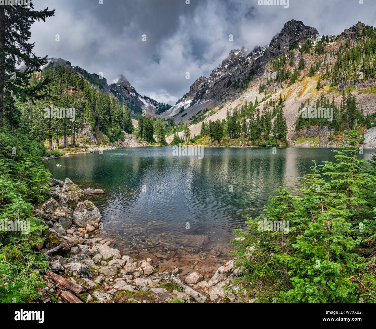 Lago Melakwa, fine di Denny Creek Trail, Alpine Lakes Wilderness, Snoqualmie Pass area, North Cascades, nello stato di Washington, USA Foto Stock