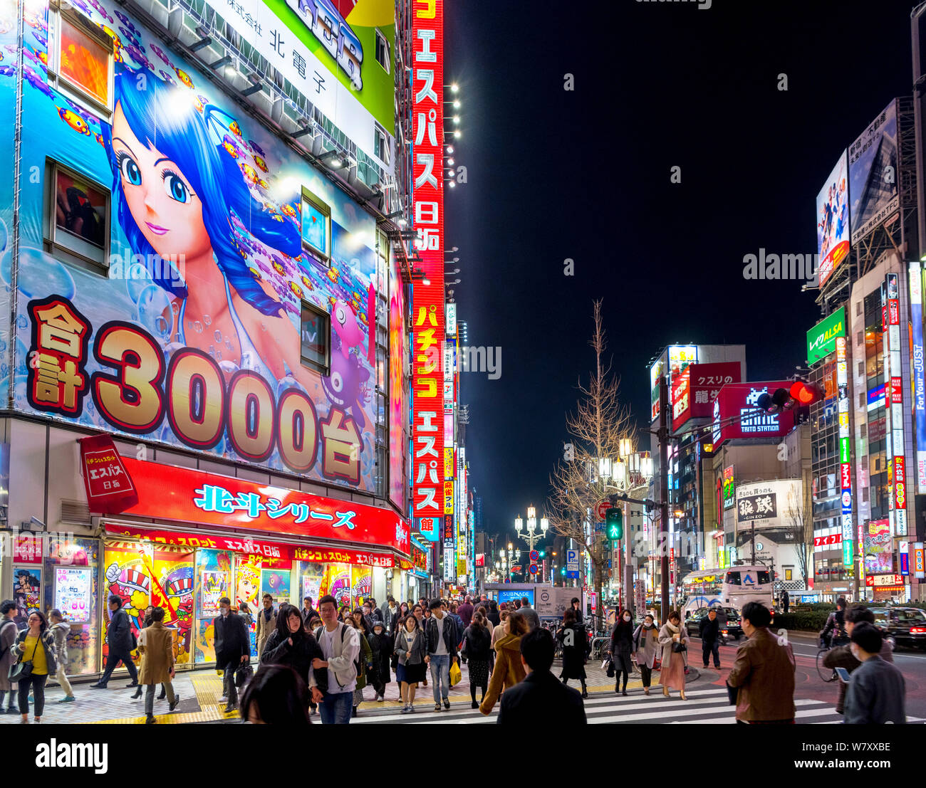 Insegne al neon e i cartelloni di notte su Yasukuni-dori street, la via principale di Shinjuku, Tokyo, Giappone Foto Stock