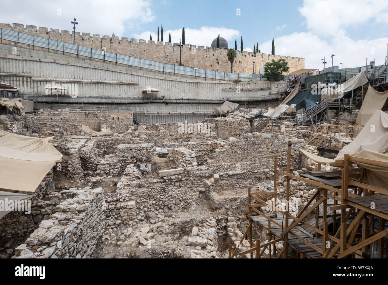 Gerusalemme, Israele. Il 7 agosto, 2019. Una vista verso nord dalla città di Davide rappresenta la moschea Al Aqsa sul Monte del Tempio. La città di Davide è un sito archeologico e sede di un parco e visitor center gestiti mediante Ir David Foundation, noto anche come Elad. Questa associazione apertamente mira a rafforzare la connessione ebraica a Gerusalemme, creare una maggioranza ebraica in quartieri Arabi di Gerusalemme Est e rinnovare la comunità ebraica nella città di Davide, che è anche parte del quartiere arabo di Silwan. La città di Davide è speculato per essere il primo nucleo urbano di antica Gerusalemme. Relig Foto Stock