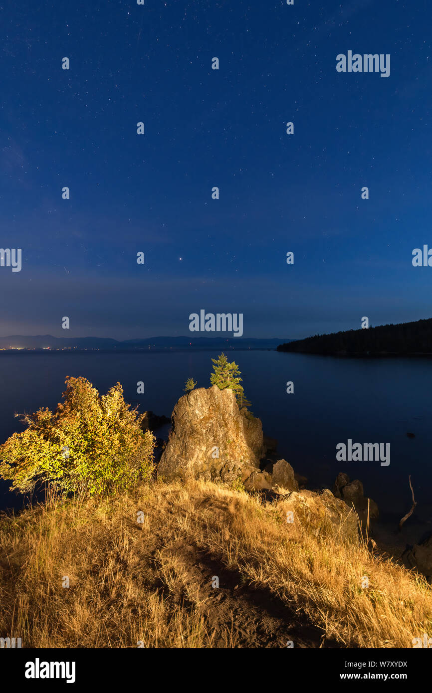 Prime stelle che appaiono nel cielo dal Punto Creyke al crepuscolo-East Sooke Park, British Columbia, Canada. Foto Stock