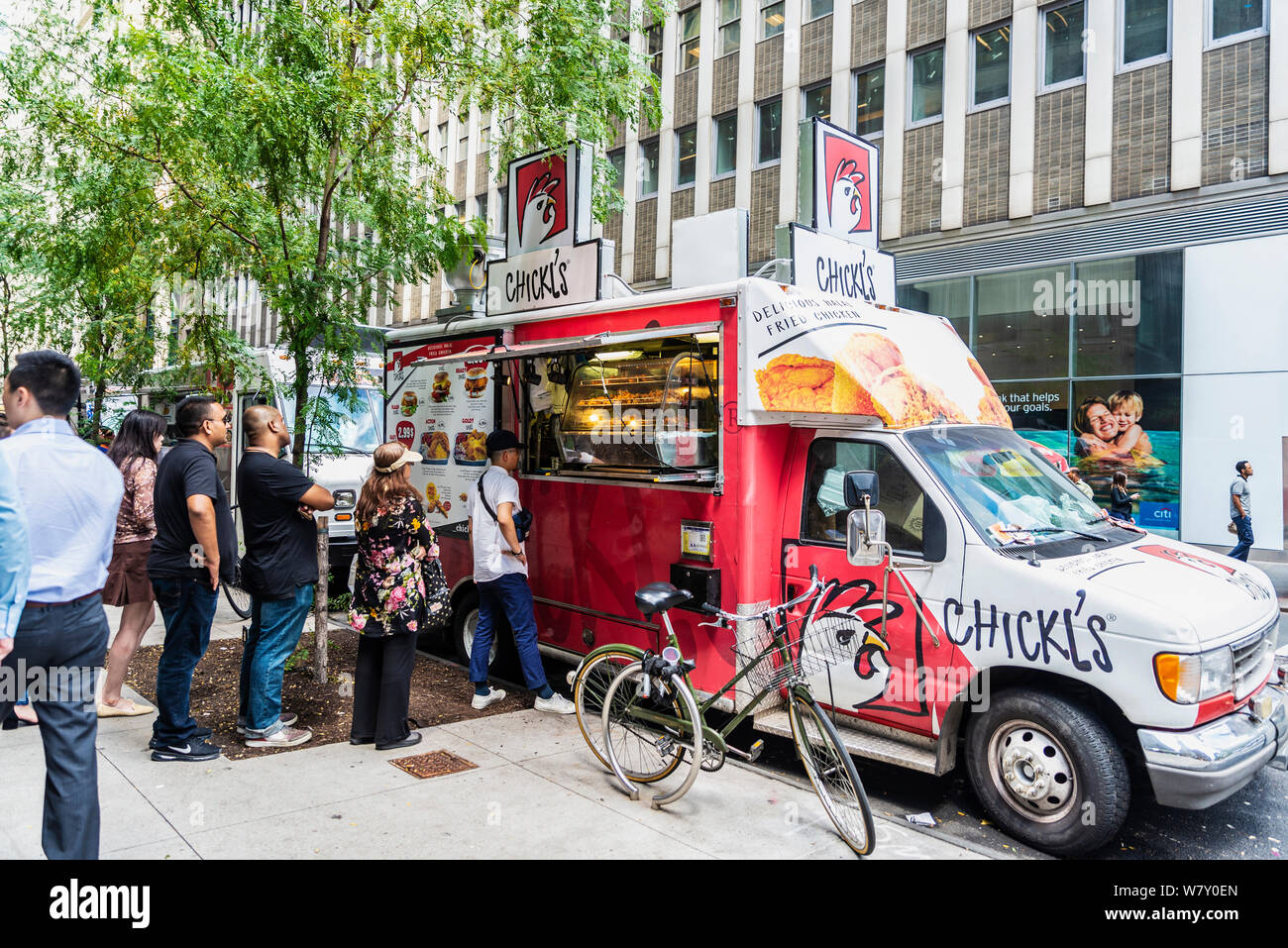 La città di New York, Stati Uniti d'America - 2 Agosto 2018: Cibo carrello con persone in attesa su una strada a Manhattan, New York City, Stati Uniti d'America Foto Stock