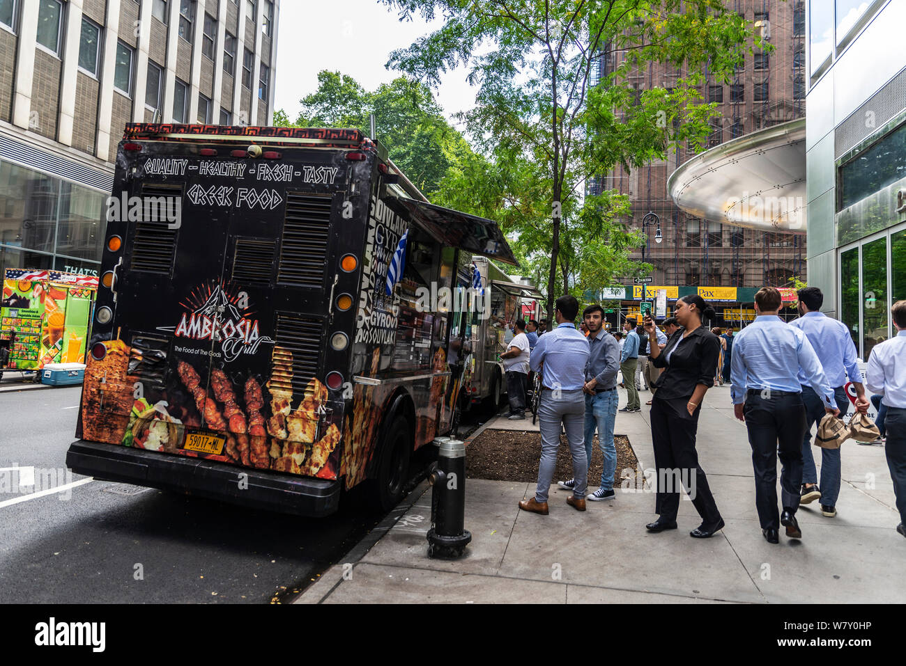 La città di New York, Stati Uniti d'America - 2 Agosto 2018: Cibo carrello del cibo greco con la gente in attesa su una strada a Manhattan, New York City, Stati Uniti d'America Foto Stock