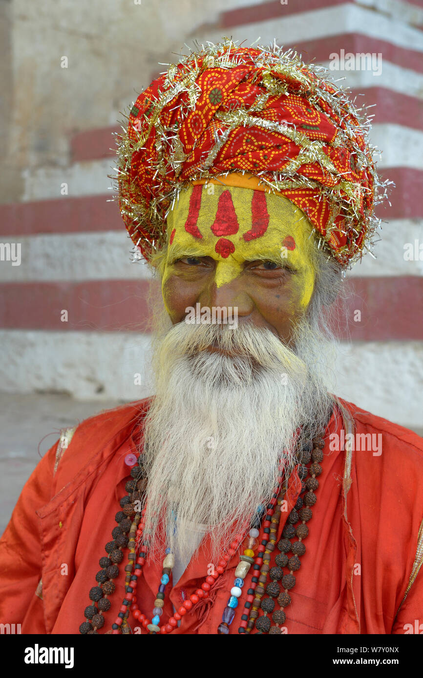 Ritratto del sacerdote con la faccia dipinta indossando turbante, Varanasi, Uttah Pradesh, India, Marzo 2014l. Foto Stock