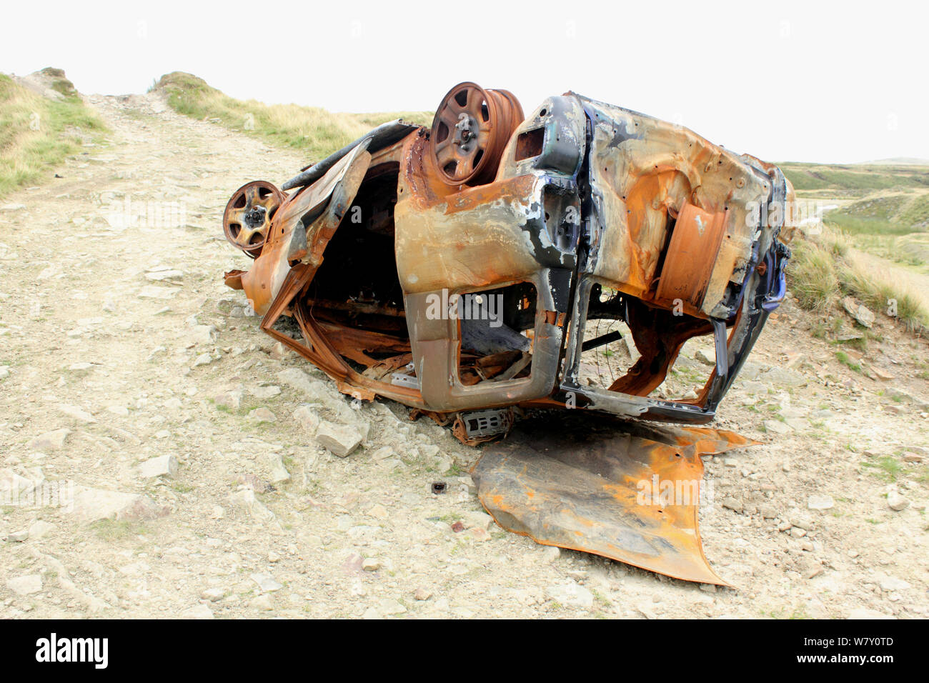 Vista di bruciato abbandonato auto rubate in posizione remota Foto Stock