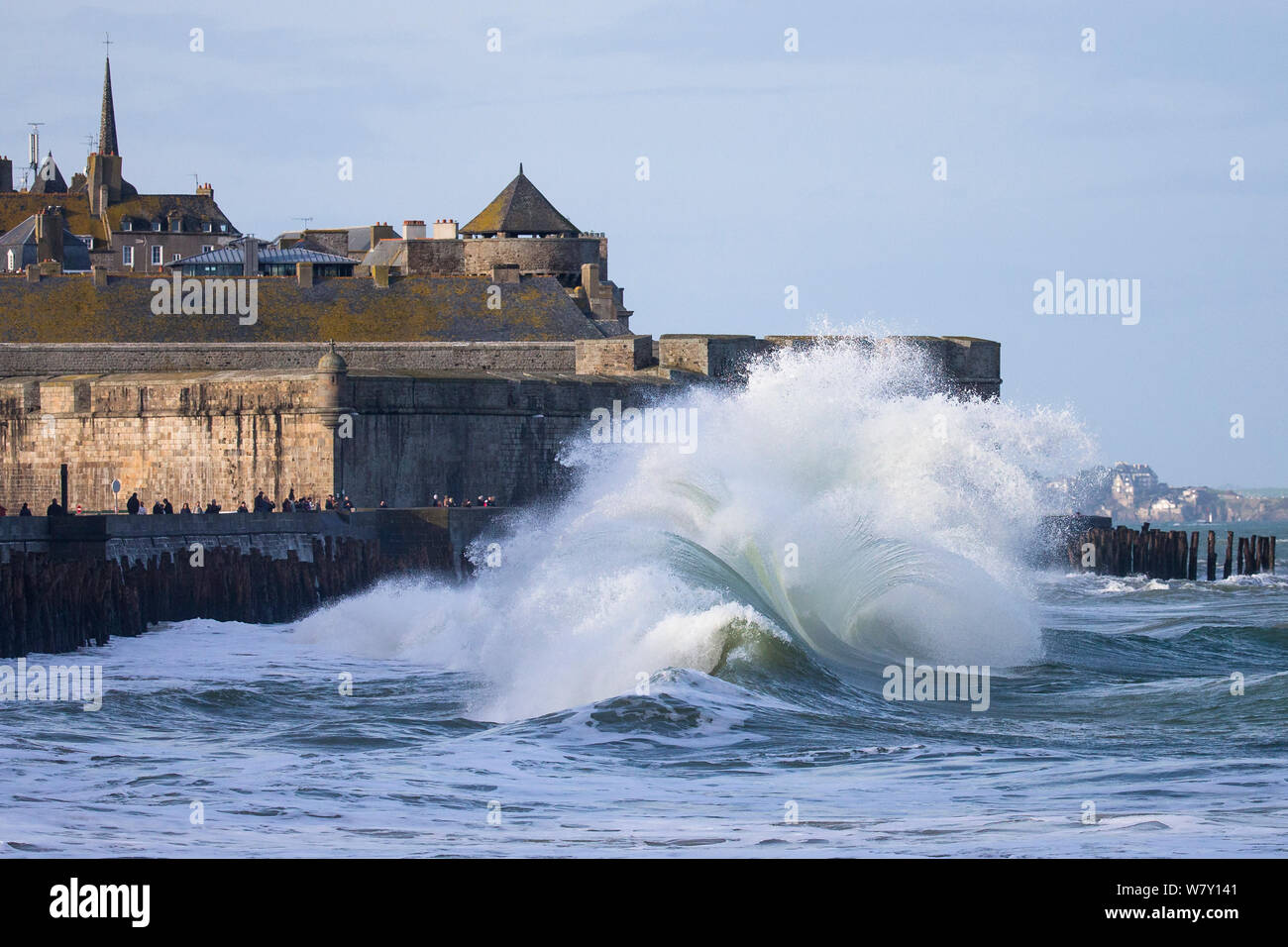 Spring Tide le onde a Saint-Malo, Ille-et-Vilaine Bretagna, Francia. Febbraio 2014. Foto Stock