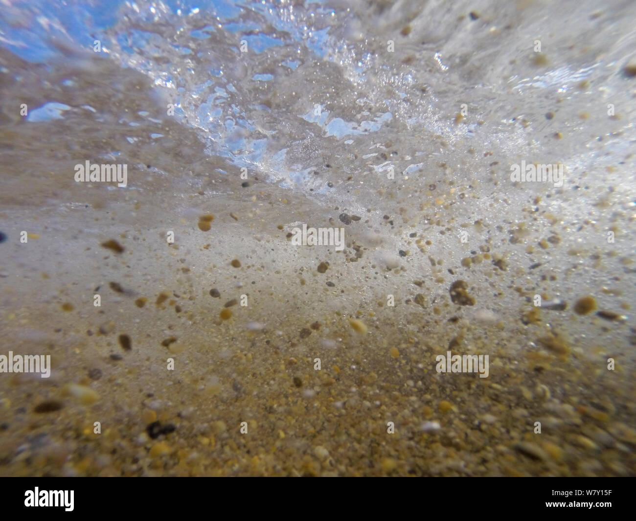 Vista subacquea di sabbia agitata dalle onde lungo la spiaggia, Biarritz, Aquitania, in Francia, in settembre. Foto Stock