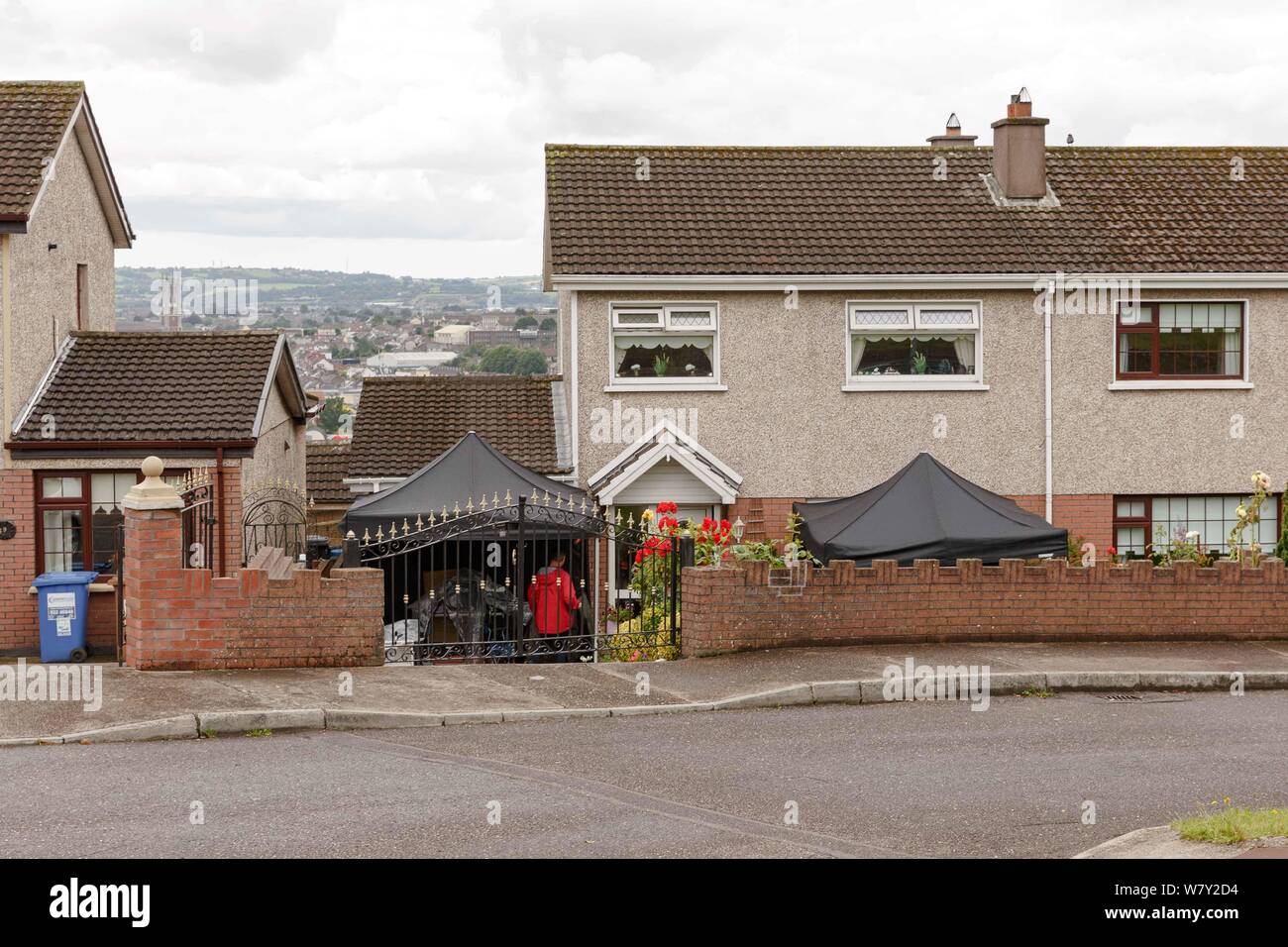 Cork, Irlanda 7 Agosto , 2019. I giovani coinvolti in reati indietro le riprese sulla collina di Dublino, Cork City. Nella foto è la casa in cui l'equipaggio sono riprese per il giorno, la casa è la casa della famiglia Walsh nel TV Show. L'equipaggio di giovani delinquenti sono indietro le riprese su Hawthorn Mews, Dublino Hill. I ragazzi sono impostati per essere sul set per tutta la giornata di oggi le scene riprese per il loro prossimo spettacolo TV. Credito: Damian Coleman Foto Stock