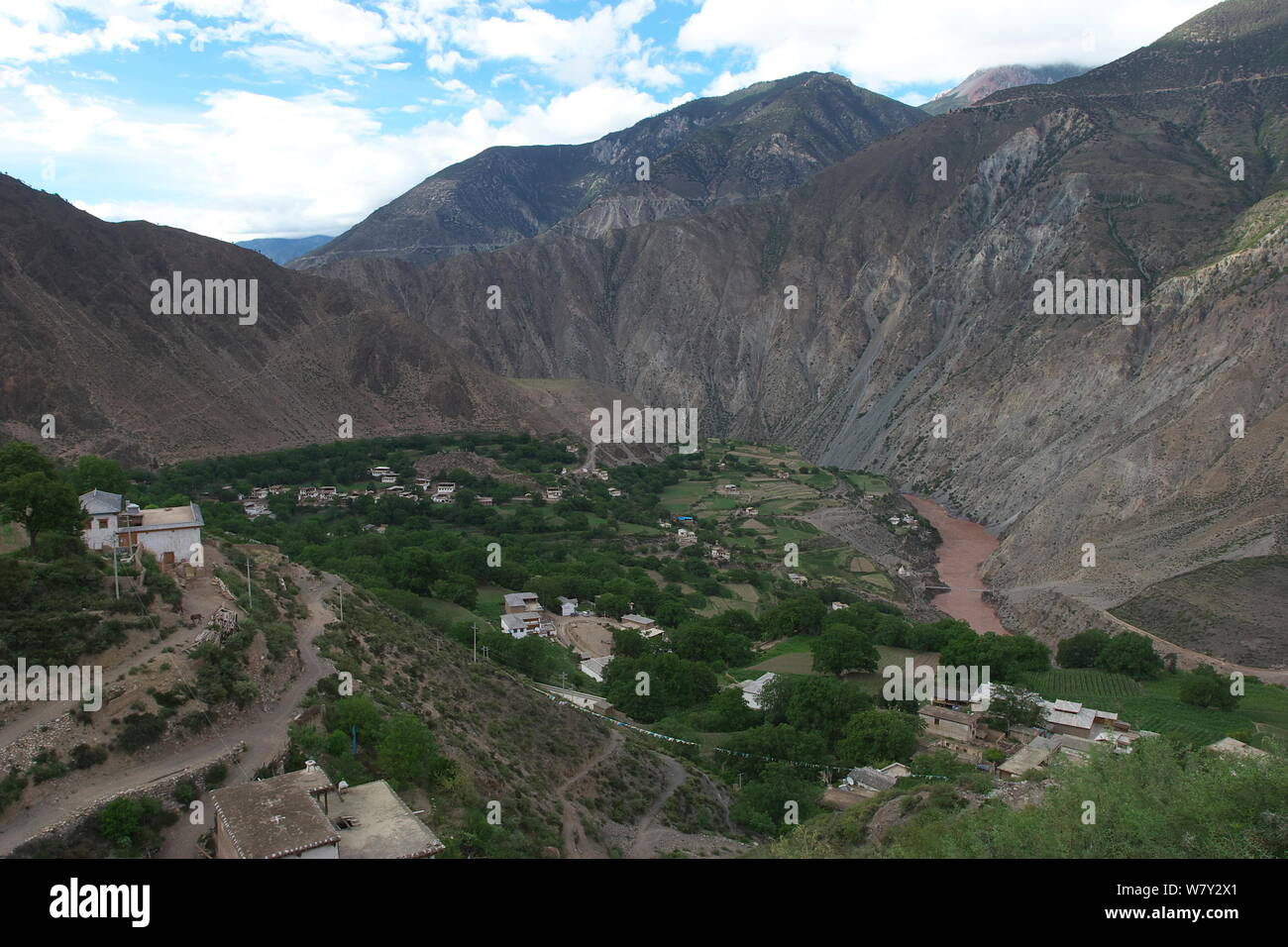 Vista del villaggio dal lato montagna, Vicino Lantsang fiume Mekong, Kawakarpo montagna, meri Snow Mountain National Park, nella provincia dello Yunnan in Cina. Foto Stock
