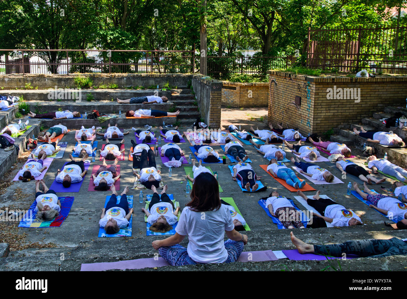 Di Zrenjanin, Serbia, giu 16, 2019. Un gruppo di persone la meditazione in onore della Giornata Mondiale dello Yoga. Foto Stock