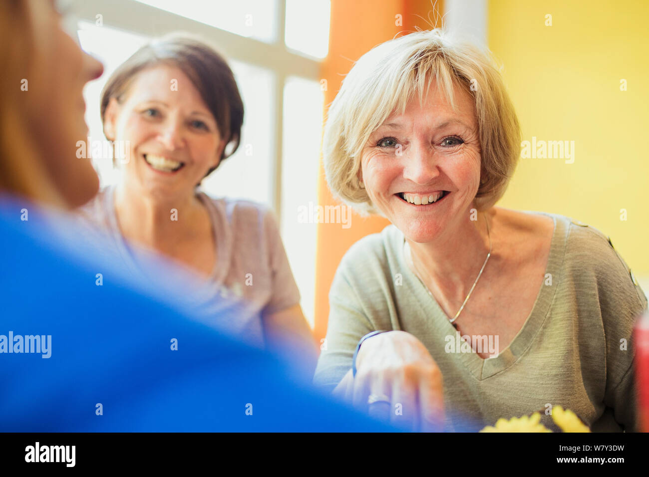 Una inquadratura ravvicinata dei due femmina matura amici seduti in un caffè. Foto Stock