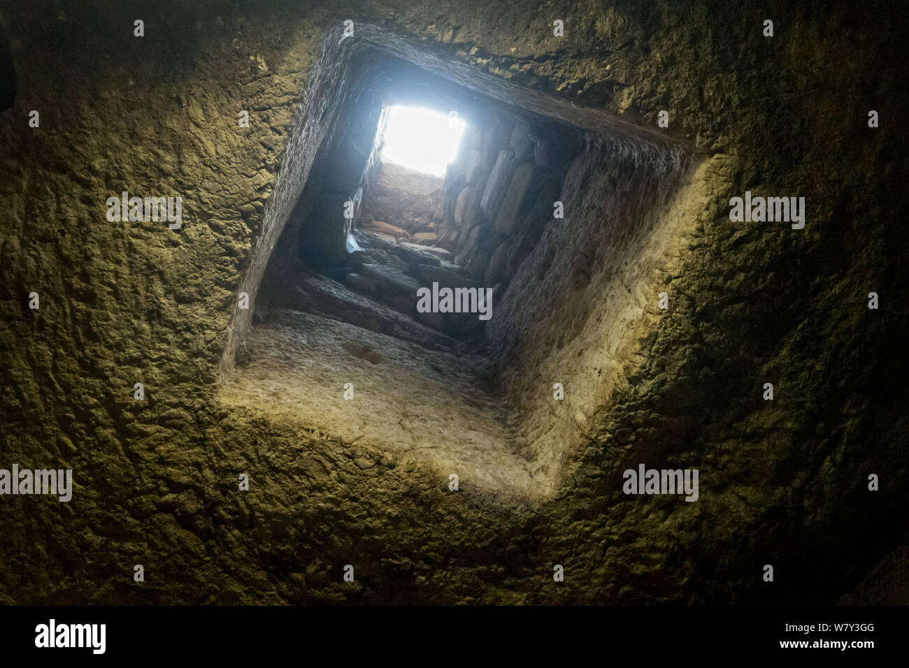 Gerusalemme, Israele. Il 7 agosto, 2019. Un tunnel a secco sotto il pellegrinaggio erodiano strada collega la città di Davide con quello che era il monte del tempio complesso, oggi l'Ofel Parco Archeologico adiacente alla parete occidentale. Si ritiene che sia stato scavato come un tunnel di drenaggio o nascondiglio per i residenti della città di attaccare romani dell'epoca del Secondo Tempio. La città di Davide è speculato per essere il primo nucleo urbano di antica Gerusalemme. Gli Ebrei religiosi sono in mezzo osservando il 'Tre settimane' o 'Bein HaMetzarim', un periodo di lutto per la distruzione del primo e del secondo tempio ebraico Foto Stock