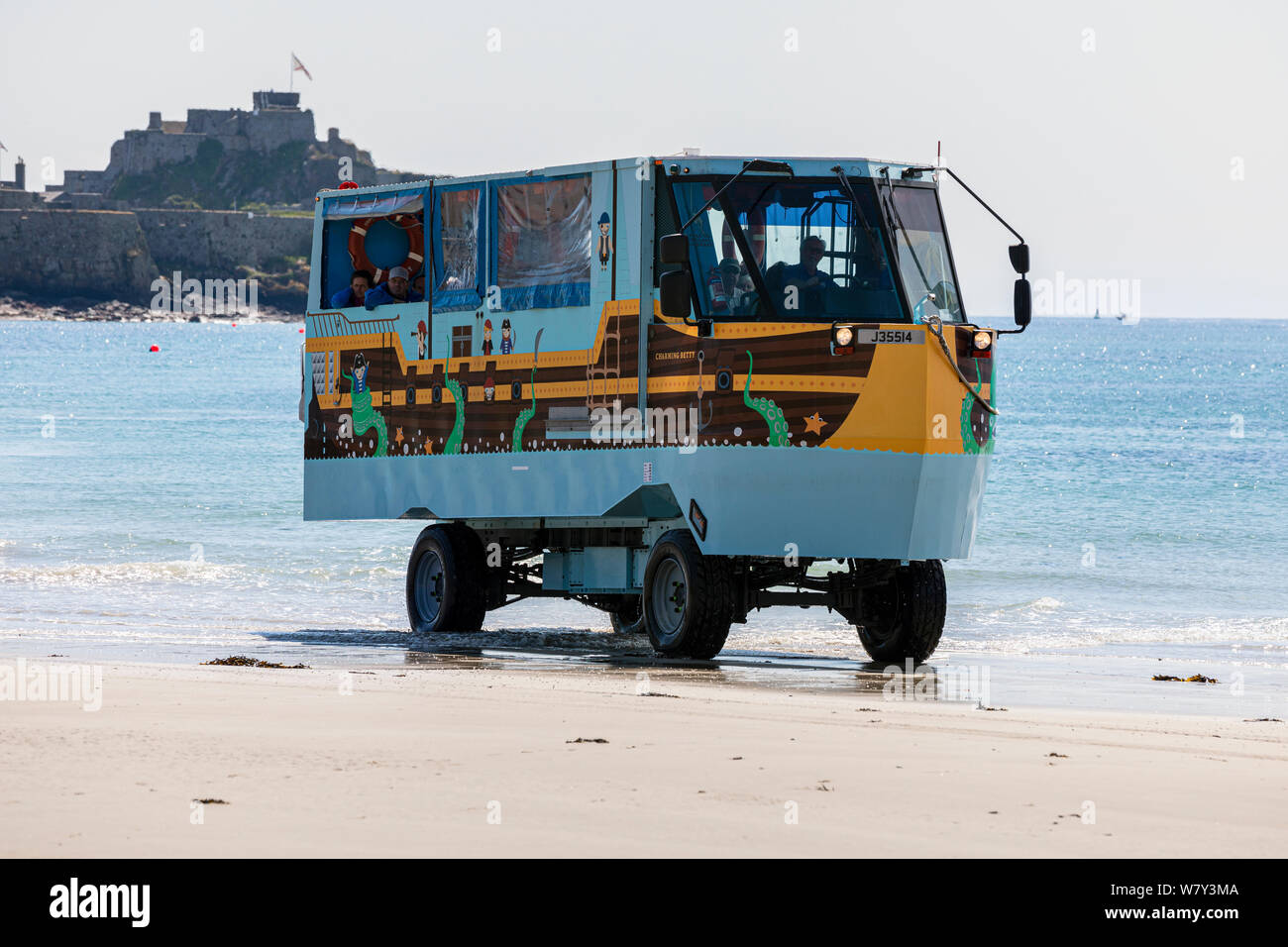 Uno dei veicoli anfibi che portano i turisti a Castello di Elizabeth e Jersey Foto Stock