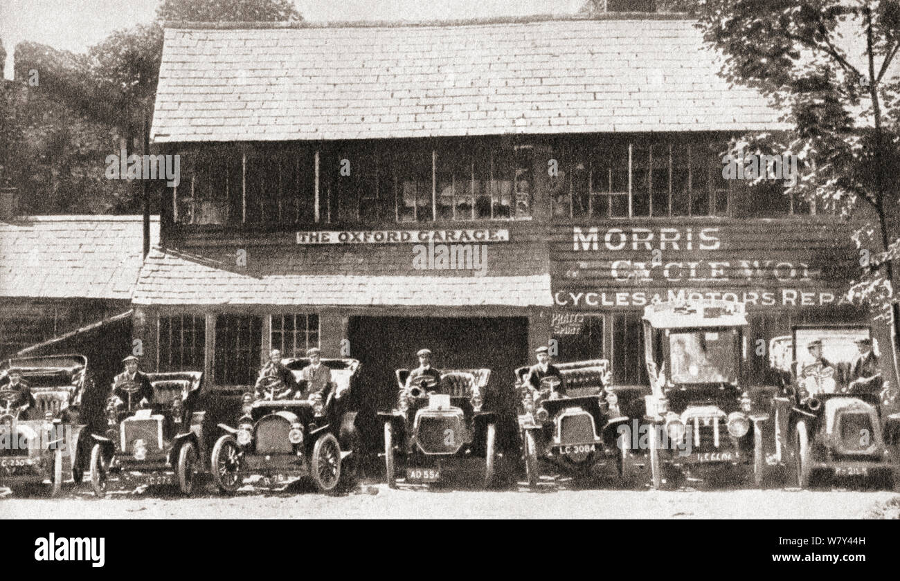 Una fila di primi Morris auto parcheggiate fuori il garage di Oxford, Cowley, Inghilterra, l'inizio della Morris Motor Company, 1912. Dalla rievocazione del secolo, pubblicato nel 1934. Foto Stock