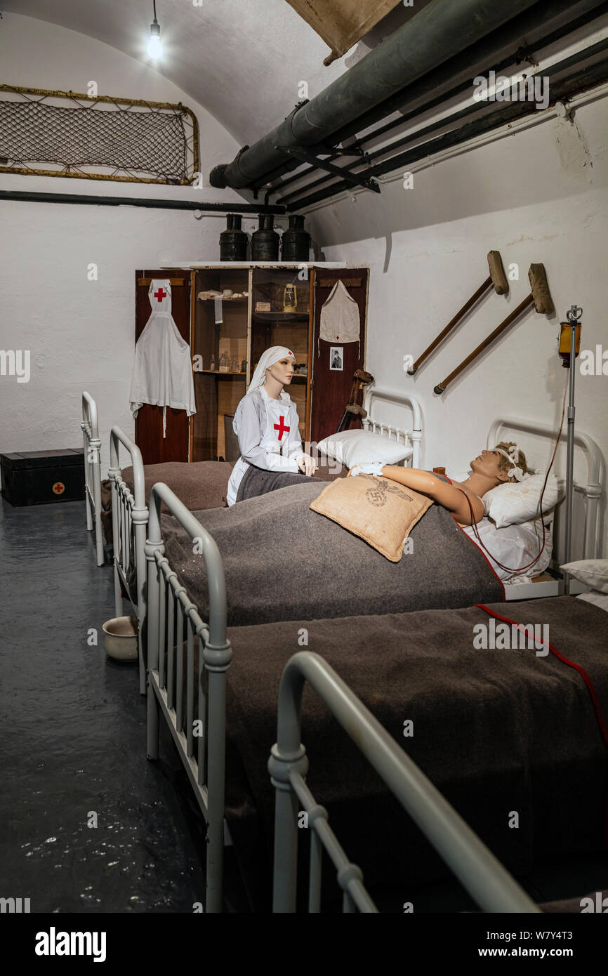 Un reparto in German Underground Hospital presso il Jersey War Tunnels museum Foto Stock