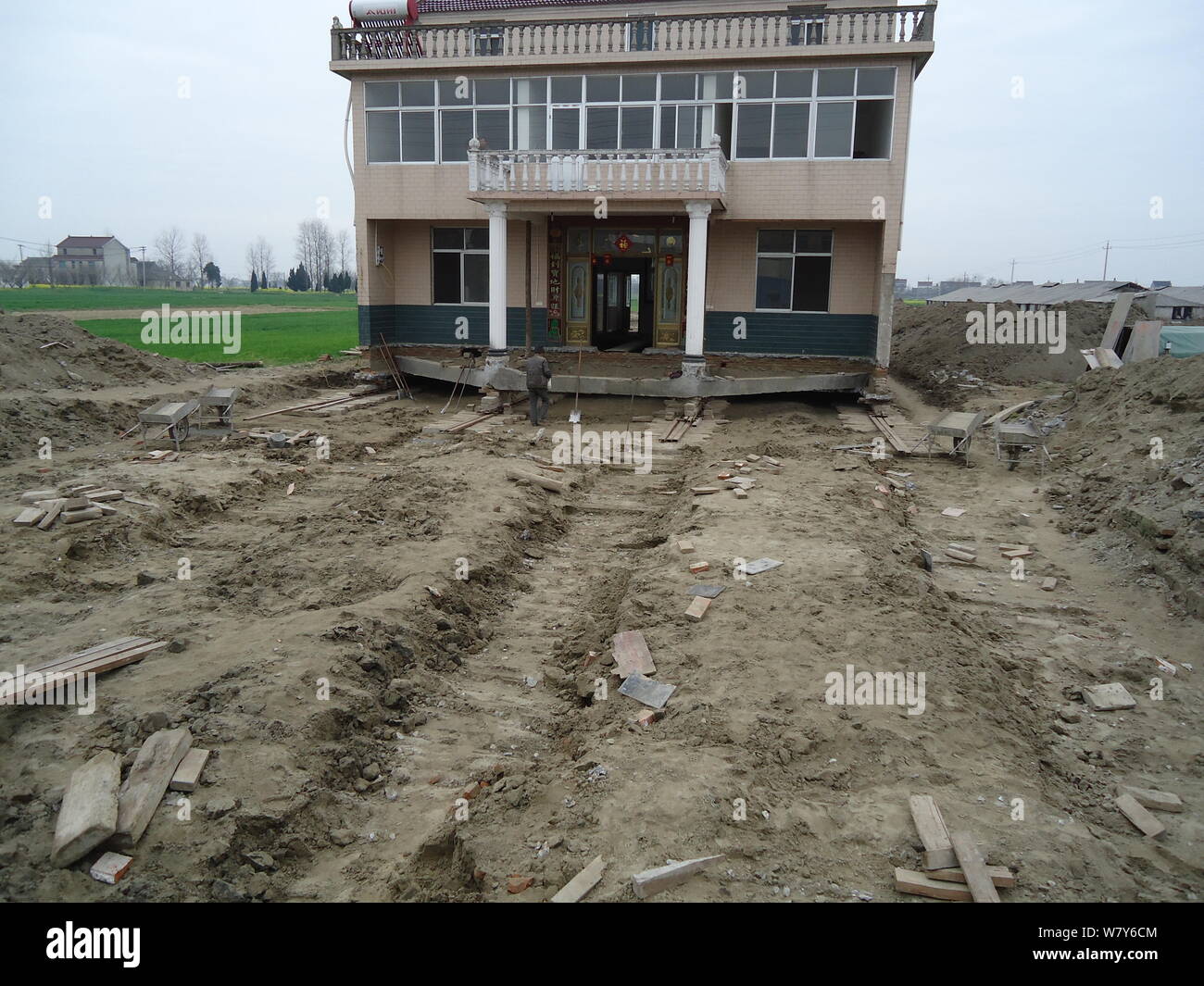 Vista della casa a tre piani spostati dal suo proprietario per fare la strada per la costruzione di una strada provinciale in città Zhuyuan, Taixing county, EST C Foto Stock