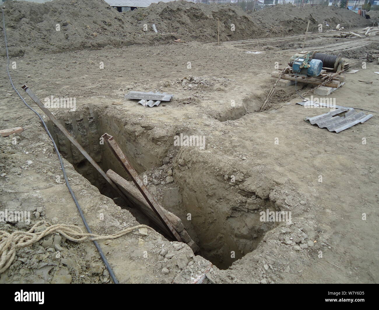 Vista di strumenti utilizzati da un abitante di un villaggio a trasferire la sua casa a tre piani per rendere possibile la costruzione di una strada provinciale in città Zhuyuan, Taixing Foto Stock