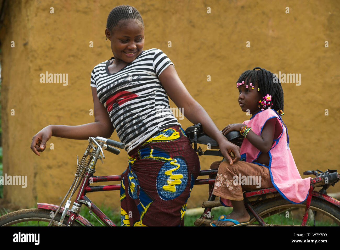 Donna locale e la ragazza sulla bicicletta, villaggio di Mbomo, Odzala-Kokoua National Park, Repubblica del Congo (Congo Brazzaville), Africa, maggio 2013. Foto Stock