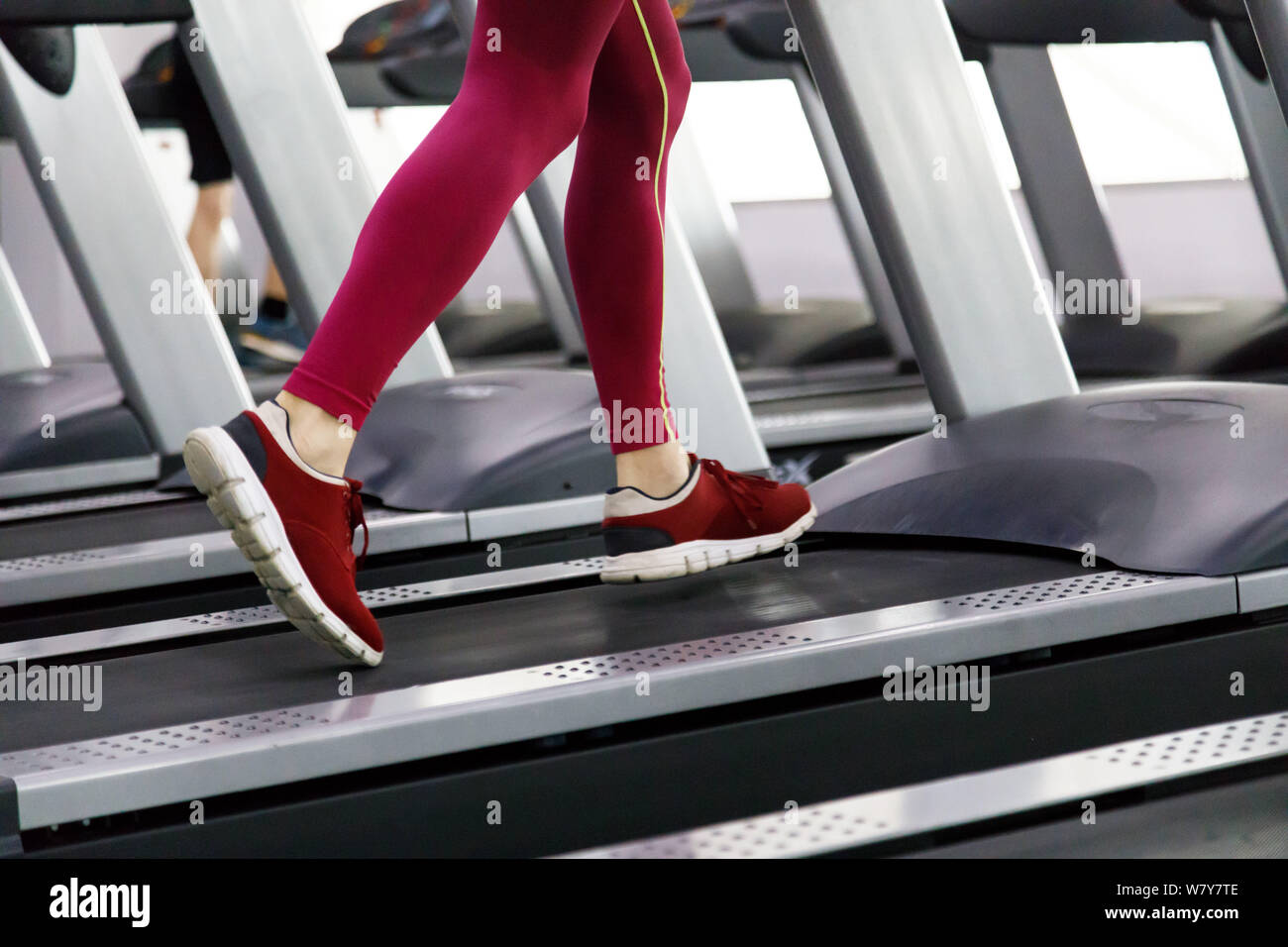 Close up dei maschi di gambe in esecuzione sul tapis roulant in palestra Foto Stock