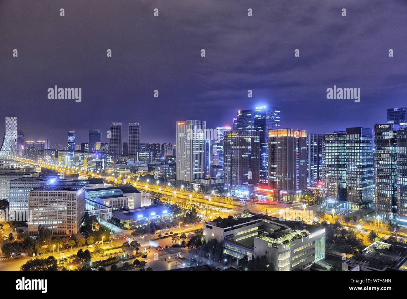 Vista notturna di grattacieli e edifici ad alta nella città di Chengdu, a sud-ovest della Cina di provincia di Sichuan, 13 marzo 2017. Foto Stock