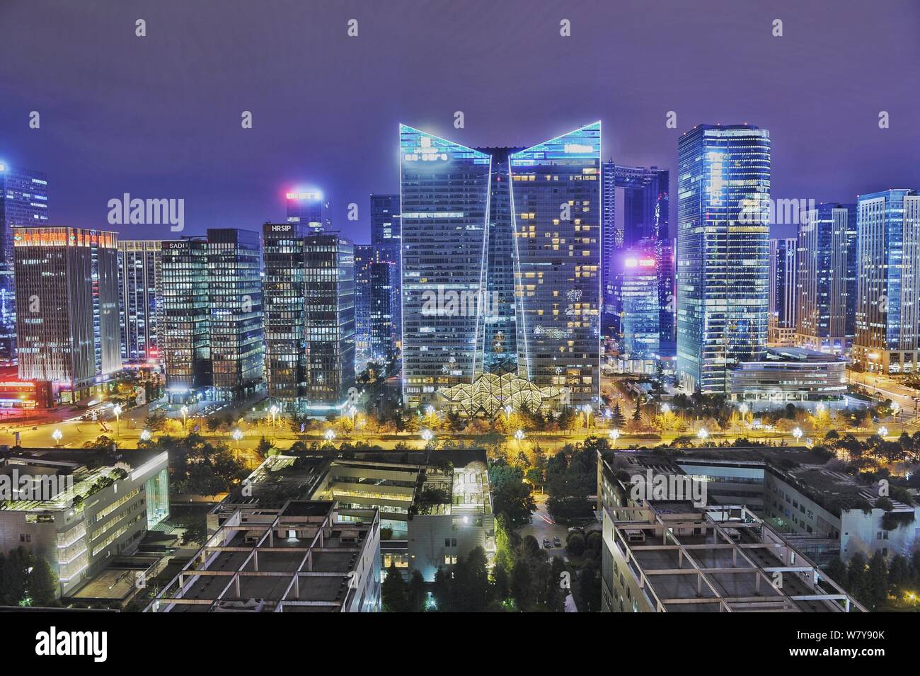 Vista notturna di grattacieli e edifici ad alta nella città di Chengdu, a sud-ovest della Cina di provincia di Sichuan, 13 marzo 2017. Foto Stock