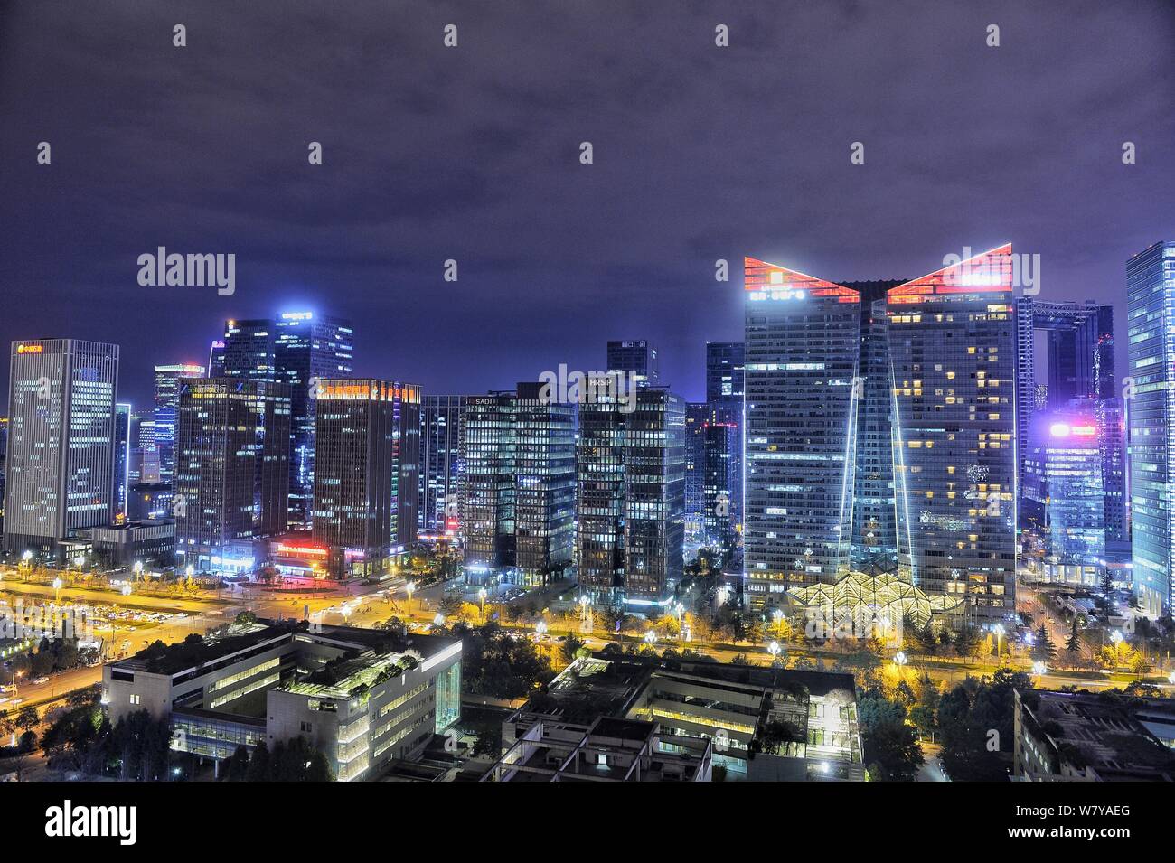 Vista notturna di grattacieli e edifici ad alta nella città di Chengdu, a sud-ovest della Cina di provincia di Sichuan, 13 marzo 2017. Foto Stock