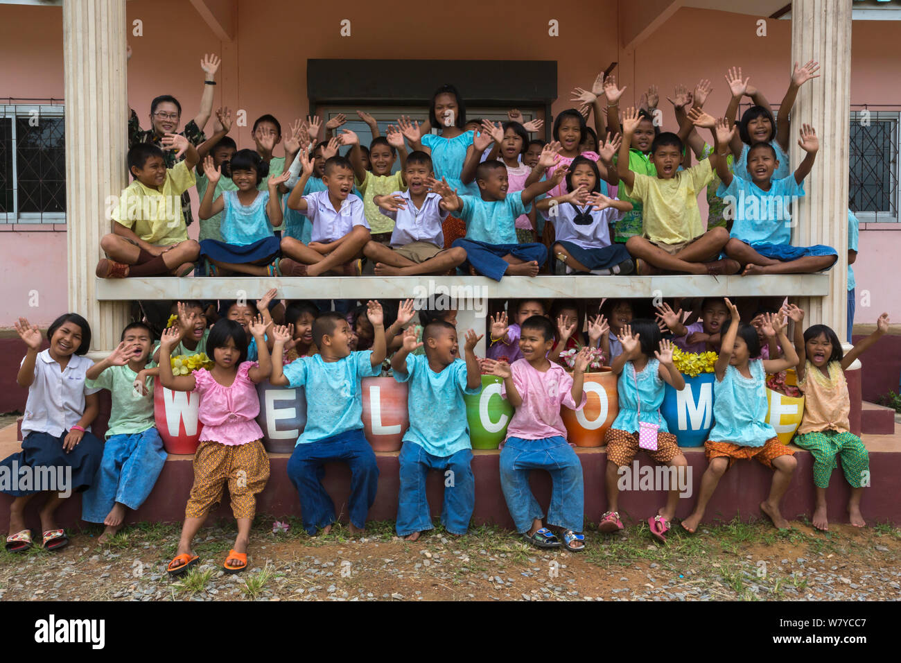 Pang Sida parco nazionale comunitario volontario di outreach Radabha &#39;Huang&#39; Prapapornpipat (sinistra, bancata posteriore) con i bambini a Baan Klong Pla fare scuola orientale, Thailandia, Agosto 2014. Foto Stock