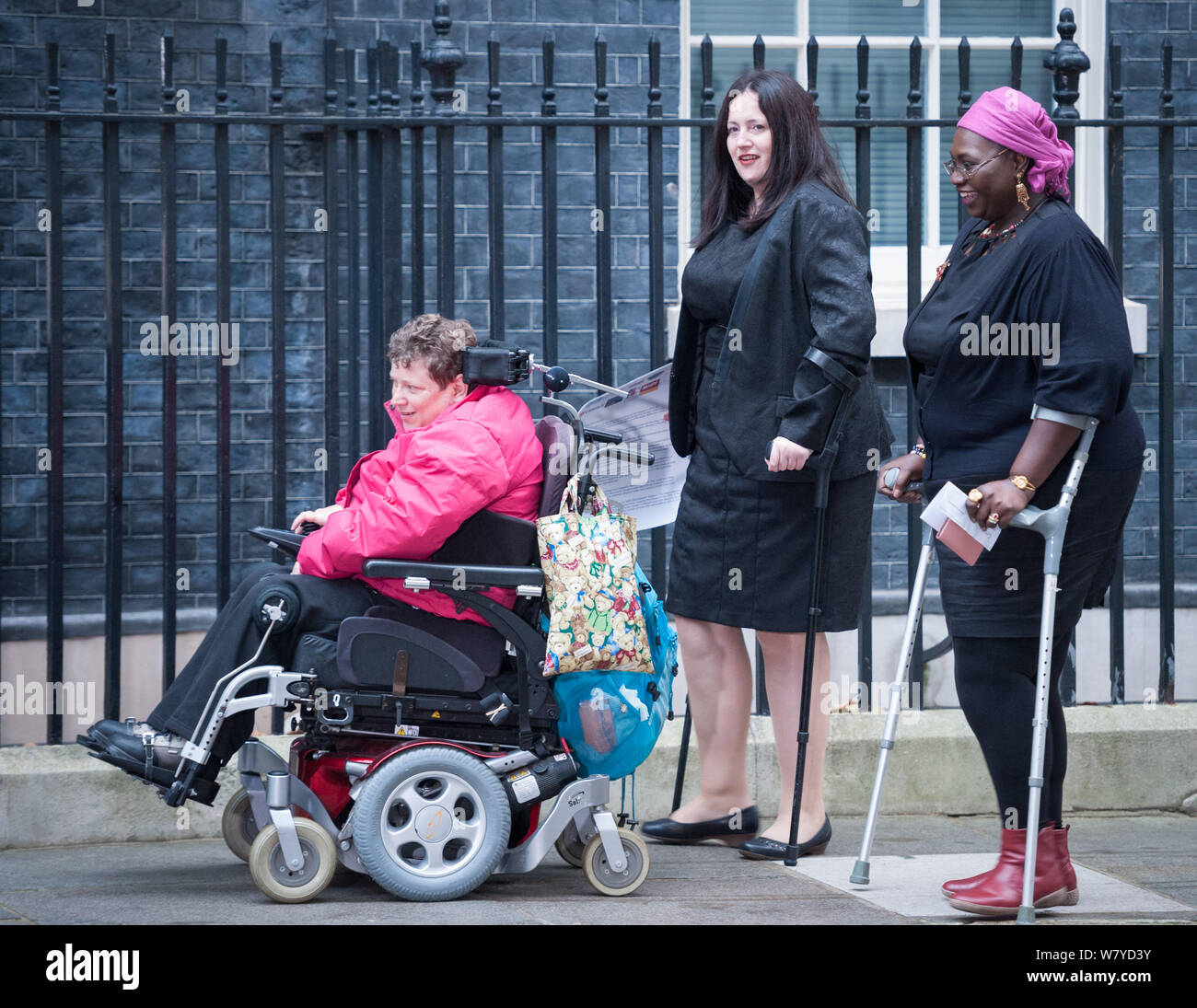 A Downing Street, Londra, Regno Unito. 18 Novembre, 2015. Sedia della cura e del sostegno Alliance (CSA) Vicky McDermott, insieme con due clienti disabili o Foto Stock