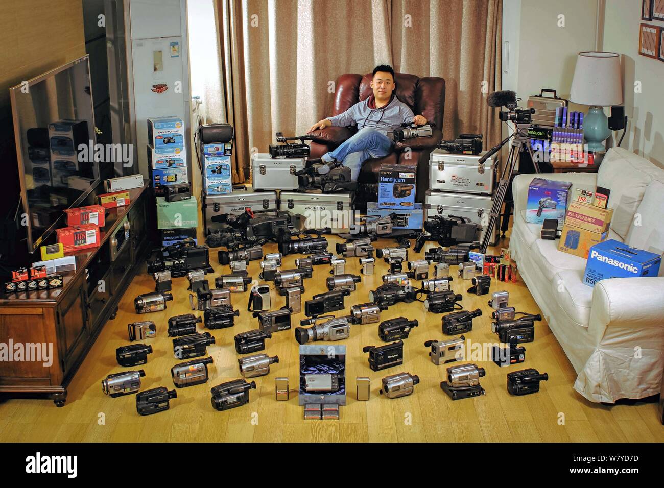 Il 35-anno-vecchio videografo cinese sig. Gan mostra la sua collezione di videocamere a casa di Tianjin, Cina, 4 marzo 2017. Un videografo professionista Foto Stock