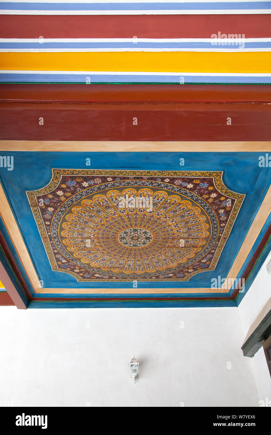 Palazzo Bahia cortile colonnato il soffitto dipinto a Marrakech Medina - Marocco Foto Stock